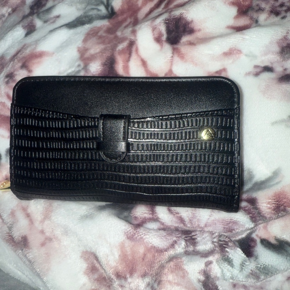 black wallet